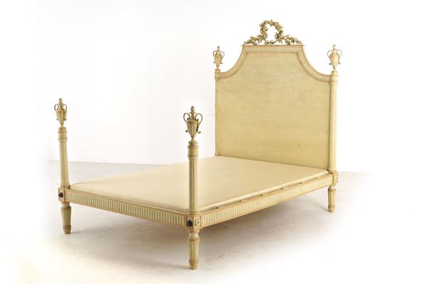 Letto in legno intagliato. XIX-XX secolo