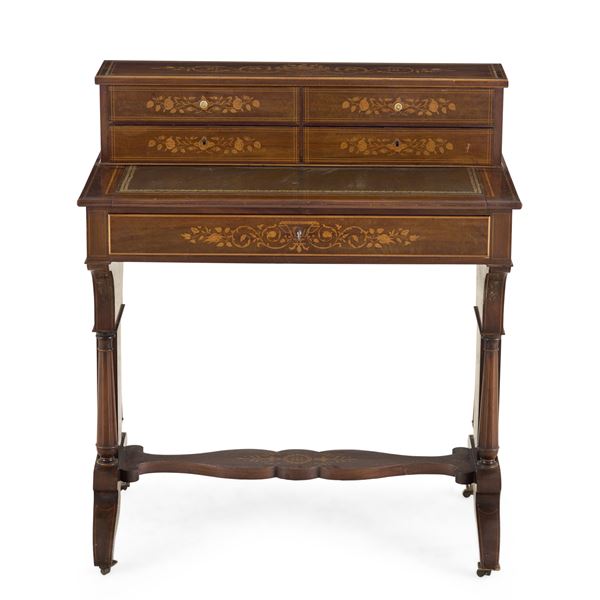 Scrittoio con alzata. XX secolo