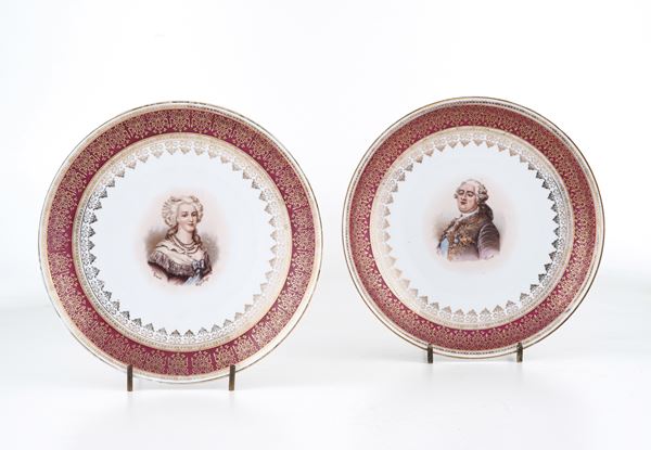 Coppia di piatti raffiguranti Luigi XVI e Maria Antonietta. Boemia, Altrouhlau, Manifattura Victoria, 1891-1918. 