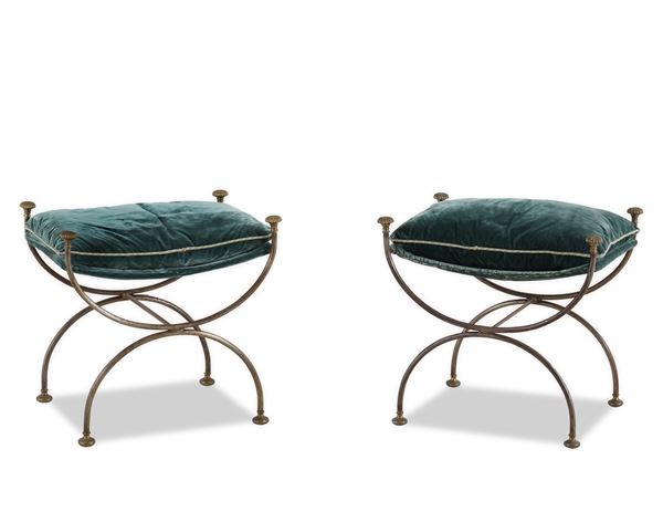 Coppia di faldistori in ferro battuto. XX secolo