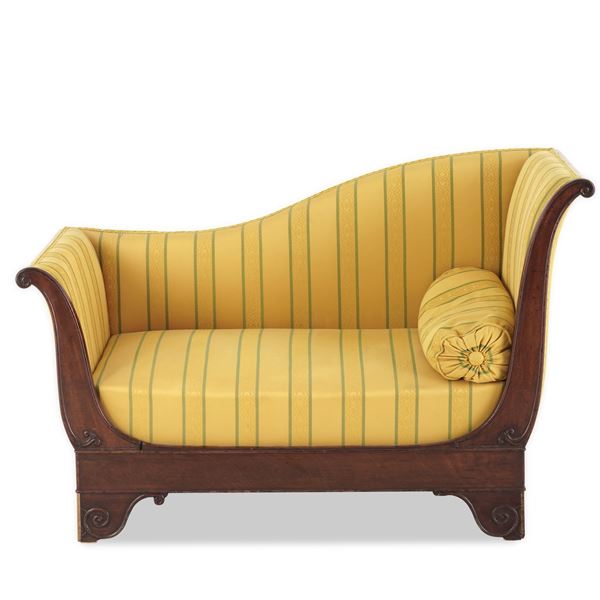 Piccola dormeuse in legno intagliato. XIX secolo