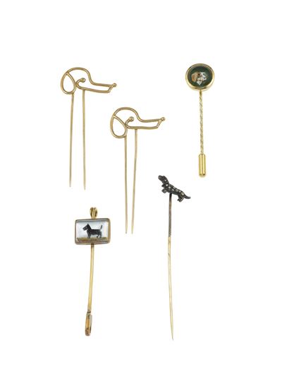Set di cinque spilloni “Cagnolino”, in oro giallo 750/1000 e oro 14 Kt