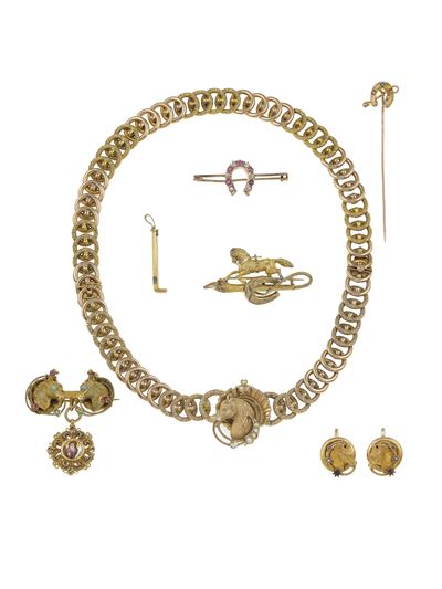 Lotto di gioielli a soggetto equestre, montature in oro giallo 750/1000 e oro 14 Kt