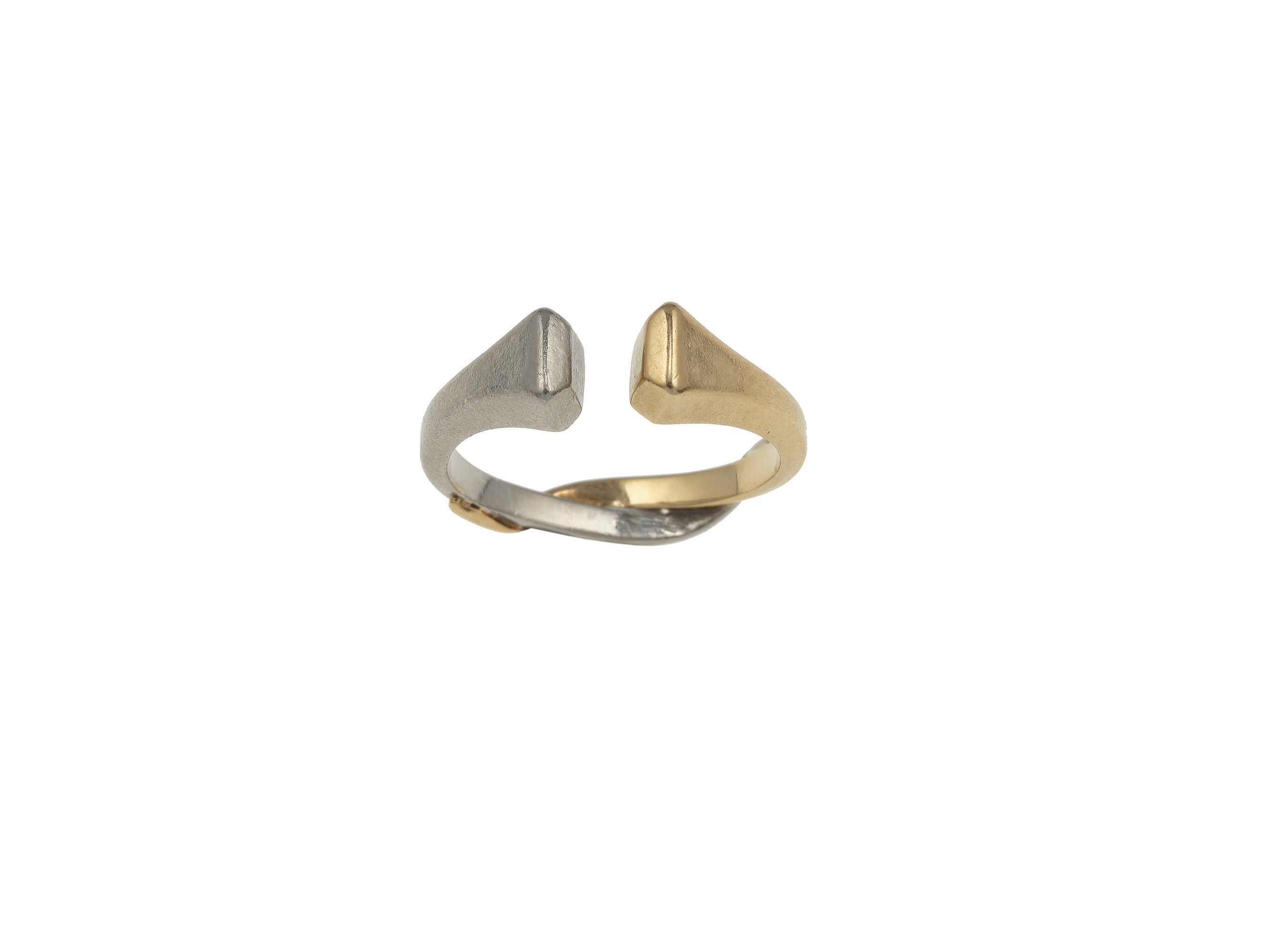 Lotto di gioielli a soggetto equestre, montature in oro giallo 750/1000 e oro 14 Kt