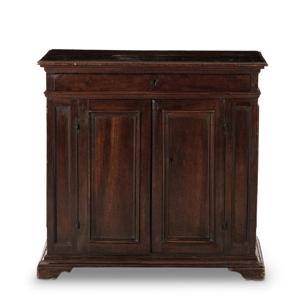 Credenza in legno a due ante pannelalte. XVIII secolo