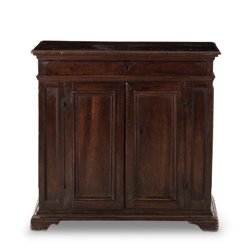 Credenza in legno a due ante pannelalte. XVIII secolo  - Auction Antique - Cambi Casa d'Aste