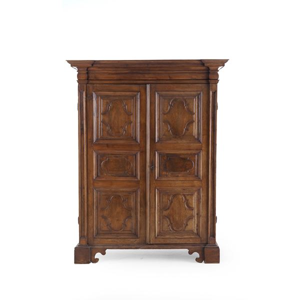 Armadio Luigi XIV in noce a due ante. Lombardia XVIII secolo