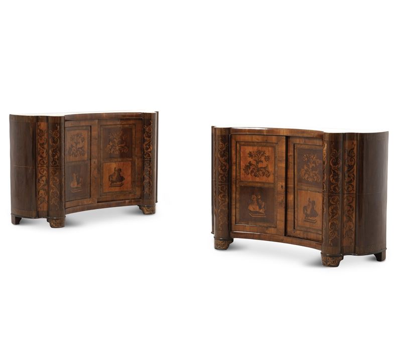 Coppia di credenze di forma mossa lastronate e intarsiate, XX secolo  - Auction Antique - Cambi Casa d'Aste