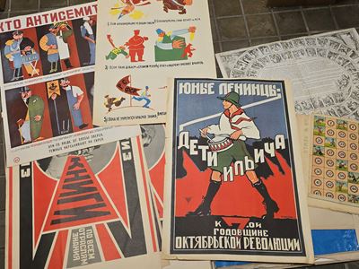 Collezione di Manifesti, Giochi da Tavolo e Copertine di Volumi. Prima Metà del XX Secolo