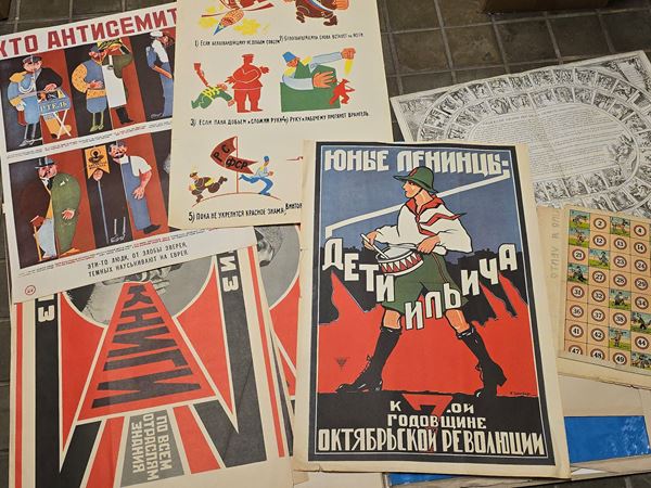 Collezione di manifesti, giochi da tavolo e copertine di volumi. Prima metà del XX secolo
