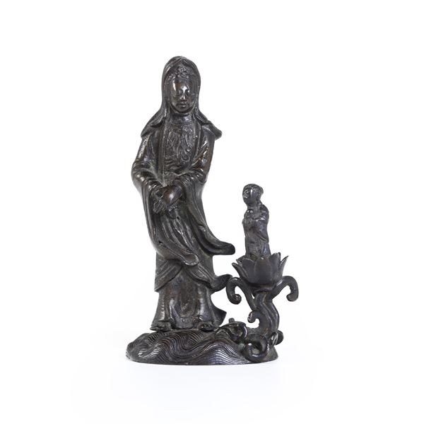 Figura in bronzo raffigurante Guanyin con bambina, Cina, Dinastia Qing, XIX secolo