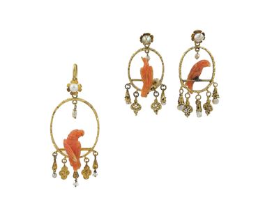 Demi-parure “Pappagalli”, orecchini e pendente con corallo e piccole perle, in oro giallo 750/100...