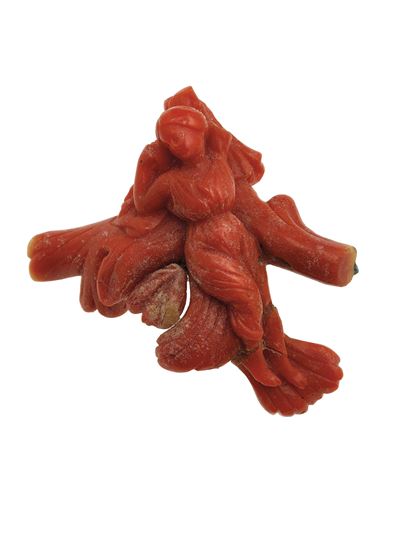Coppia di spille e spilla in corallo inciso, montature in lega metallica e oro giallo 750/1000
