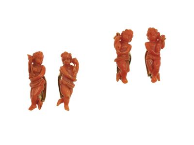 Due paia di orecchini in corallo, montature in oro giallo 750/1000 con chiusura a clip