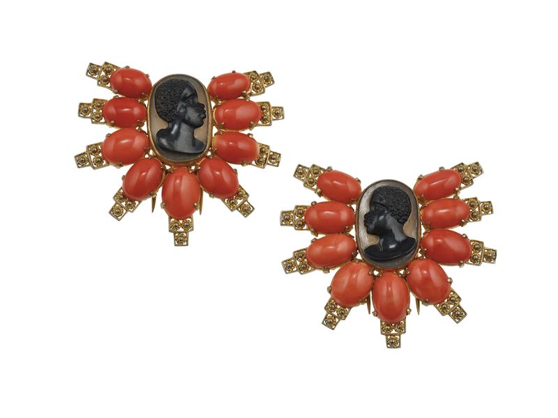 Pair of agate cameo, coral, gold and plated gold clips  - Auction Fine Jewels - Cambi Casa d'Aste