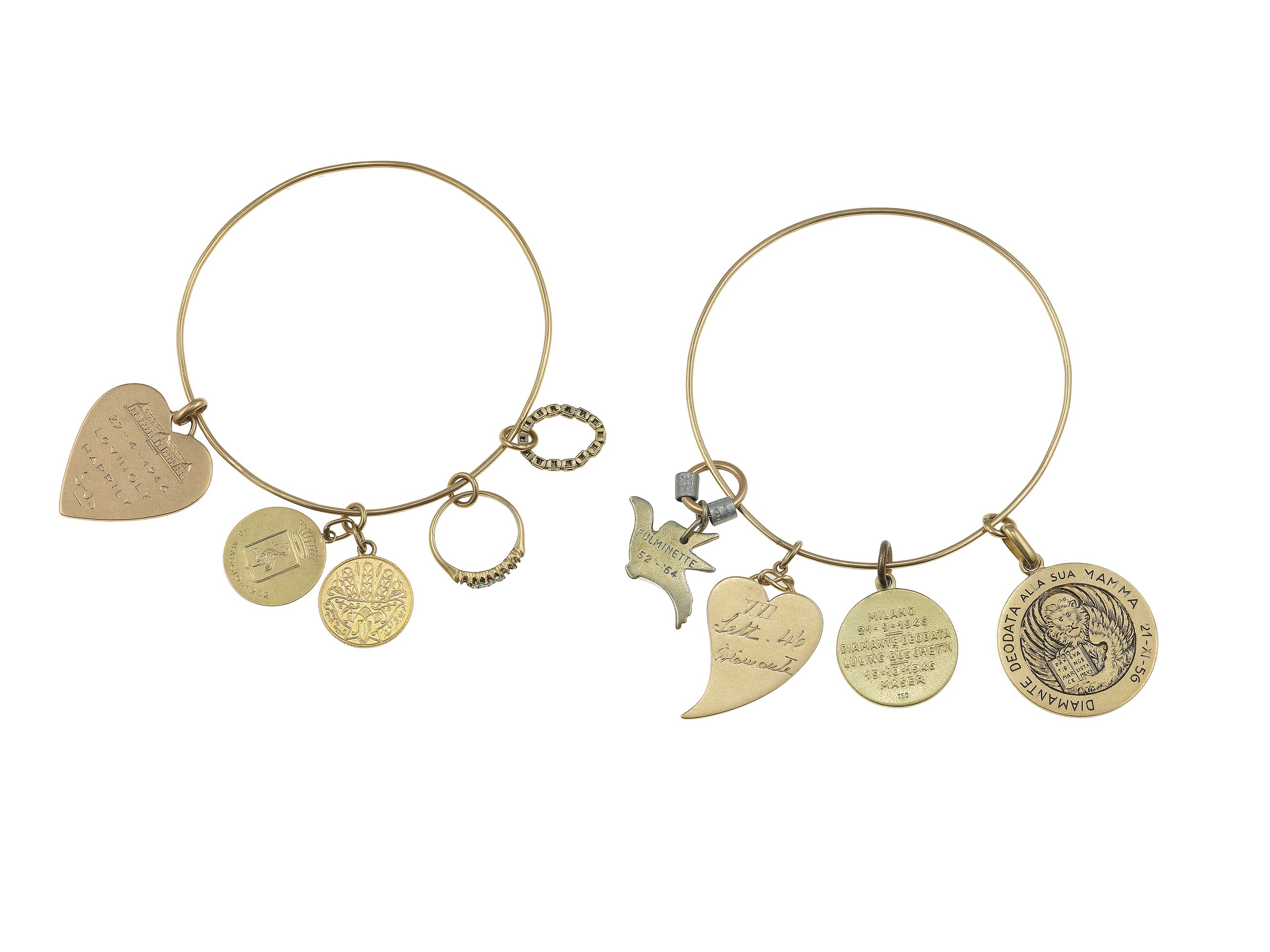 Lotto di gioielli in oro 750/1000, due bracciali con charms e spilla a mezza luna