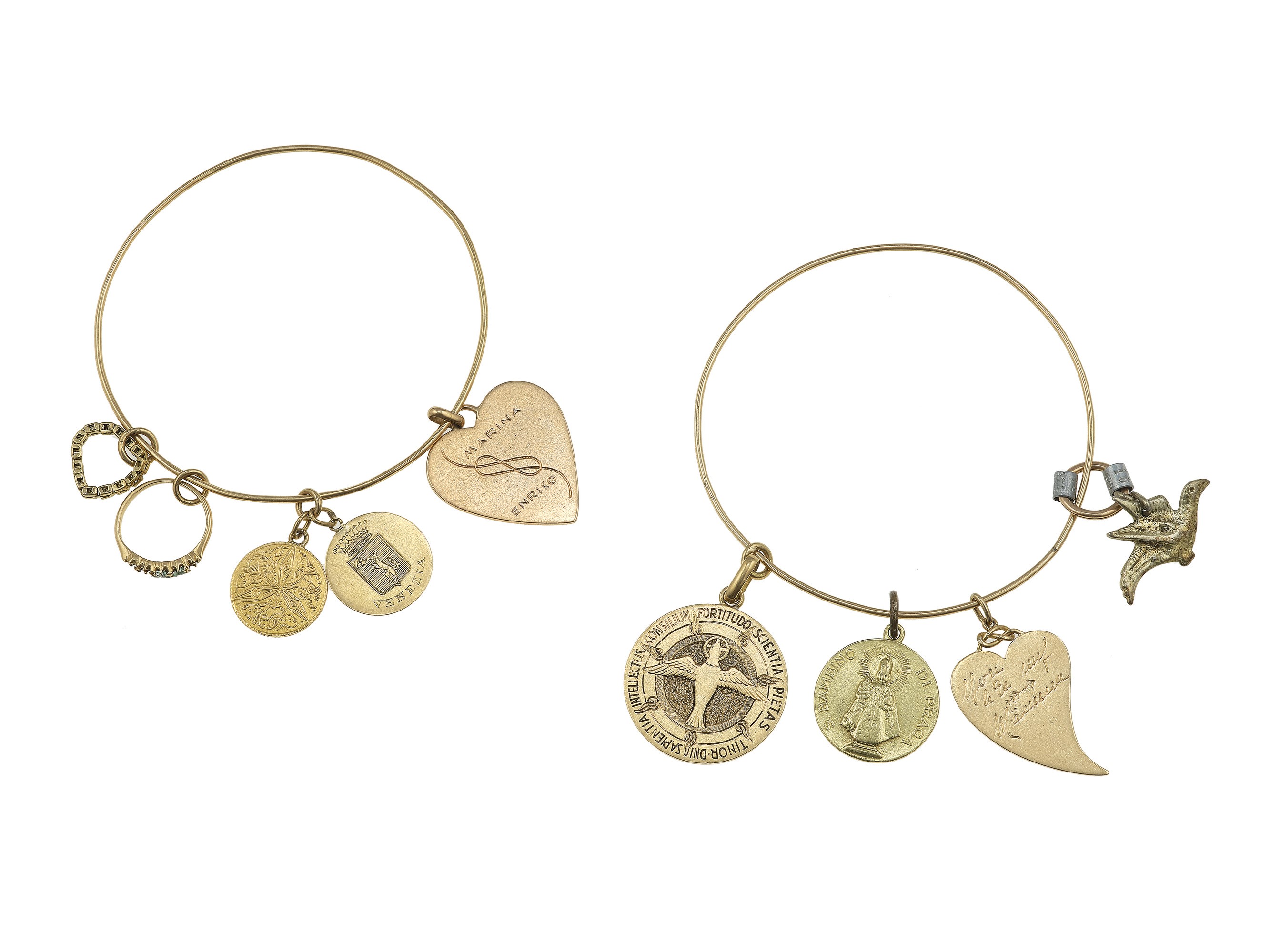 Lotto di gioielli in oro 750/1000, due bracciali con charms e spilla a mezza luna