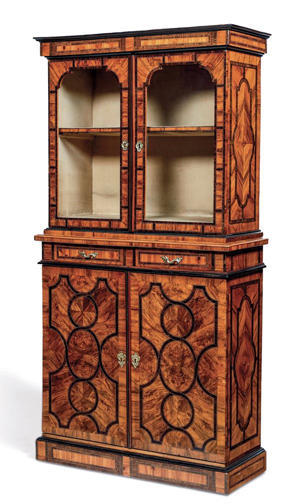 Credenza a doppio corpo intarsiata e filettata. XVIII-XIX secolo