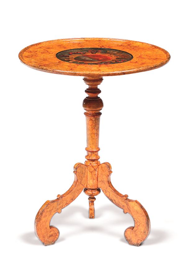 Tavolino in legno dipinto a finta radica con piano decorato da stemma in policromia. XIX secolo