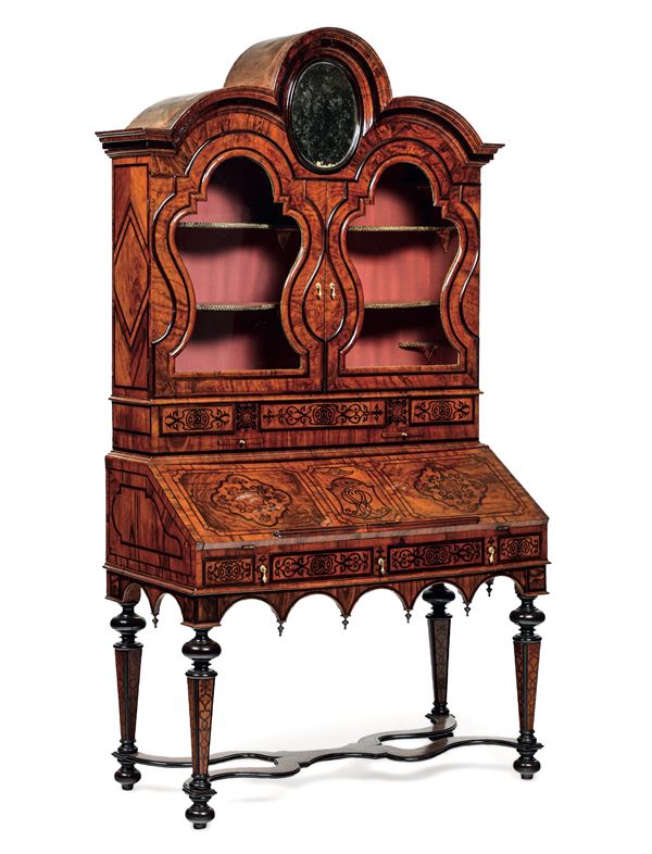 Scrittoio a ribalta con alzata intarsiato e filettato. XVIII-XIX secolo