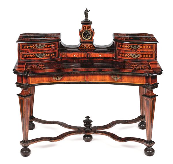 Scrittoio da centro lastronato, filettato e intarsiato. Roma, XVIII secolo