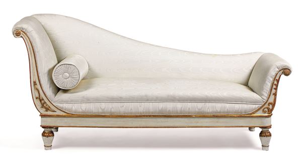 Dormeuse in legno intagliato, laccato e dorato. XVIII-XIX secolo