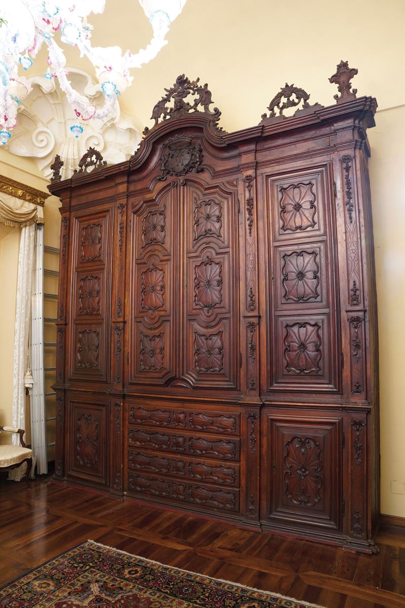 Grande armadio in noce. Piemonte, XVIII secolo  - Auction Six Centuries of Arts and Furnitures - III - Cambi Casa d'Aste