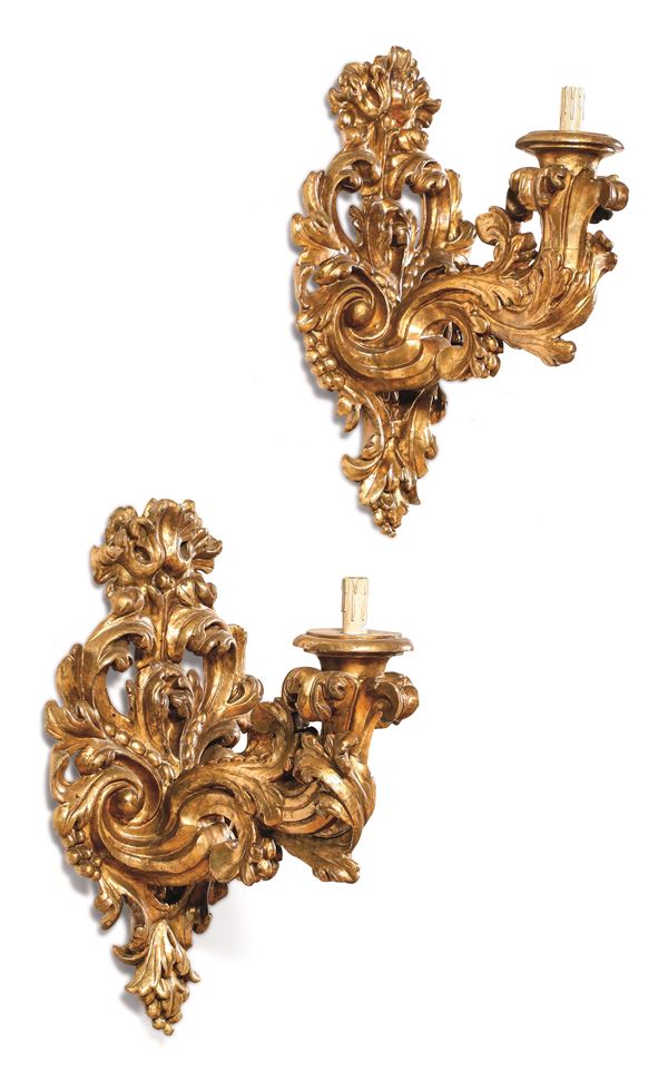Coppia di bracci portacero in legno intagliato e dorato. XVIII-XIX secolo
