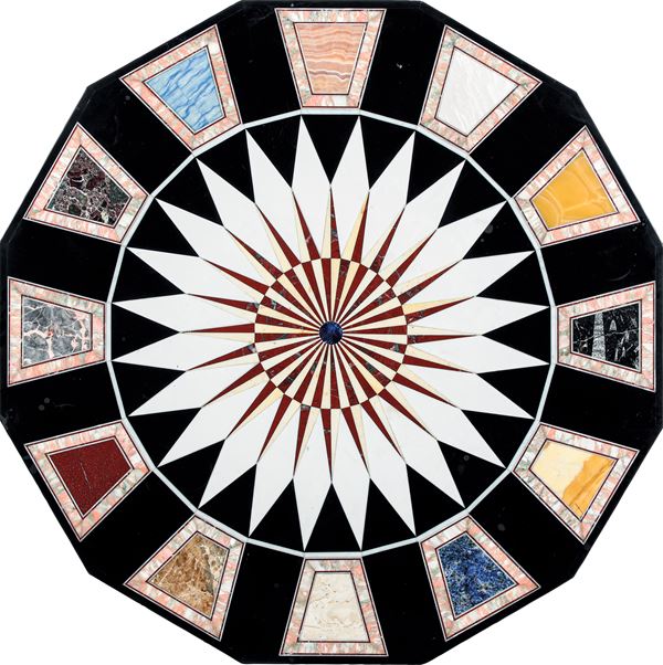 Piano in marmo e commessi di marmo. XX secolo