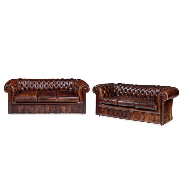 Coppia di divani Chesterfield in pelle. XX secolo