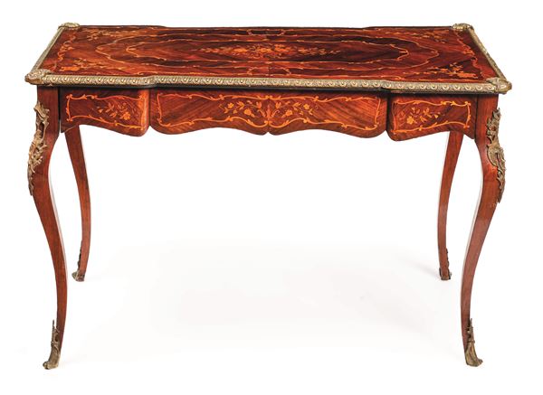 Scrivania Napoleone III lastronata e intarsiata in varie essenze. XIX secolo