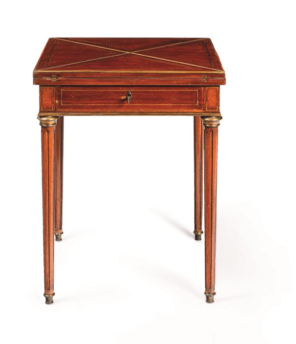 Tavolino da gioco lastronato e filettato in ottone. XIX secolo