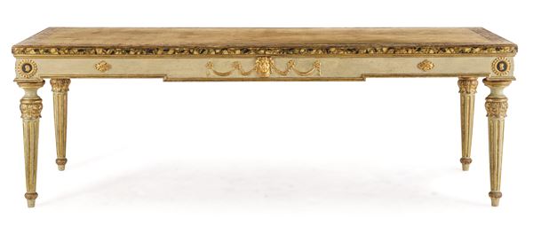 Tavolo in stile Luigi XVI dipinto e dorato. XX secolo