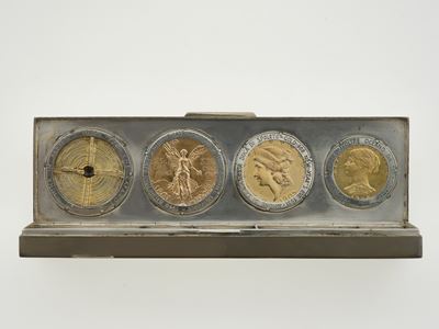 Lotto di gioielli in metalli preziosi: scatola con monete, orecchini, anello, collana e bottoni d...