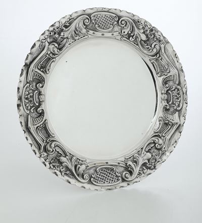 Argenteria italiana del XX secolo, Piatto in argento fuso e sagomato