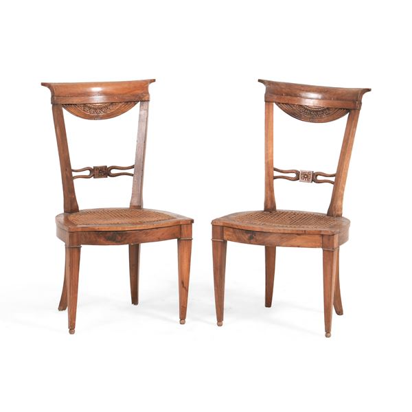 Due sedie in legno intagliato. XIX secolo