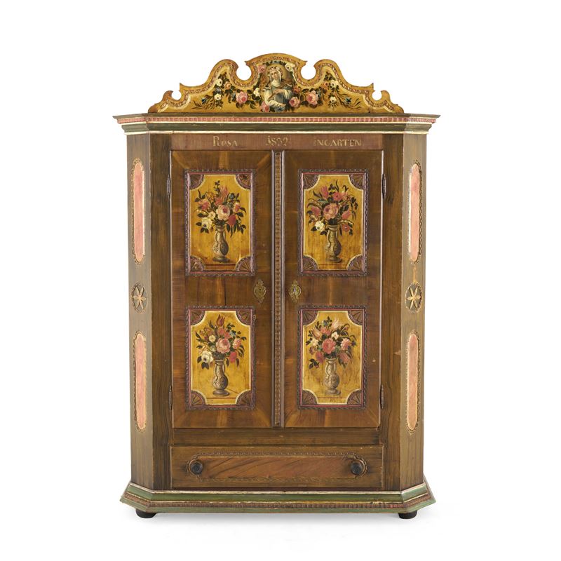 Armadio scantonato tirolese in legno dipinto. XIX secolo, datato 1832  - Asta Antiquariato - Cambi Casa d'Aste