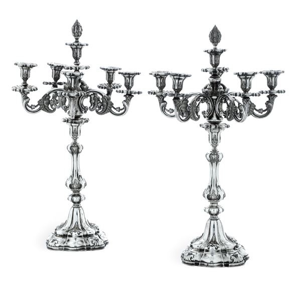 Coppia di grandi candelabri a sei fiamme. Argenteria italiana della prima metà del XX secolo