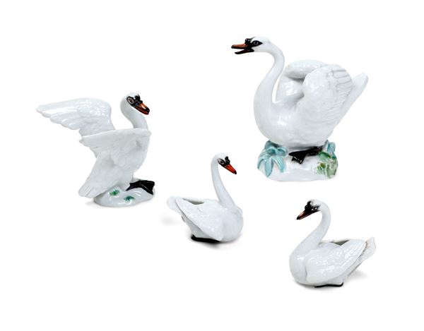 Quattro figure di cigni Meissen, terzo quarto del XX secolo 