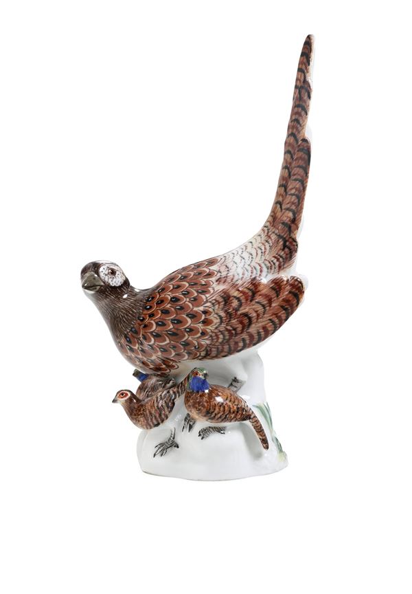 Figura di fagiano con piccoli Meissen, XX secolo 