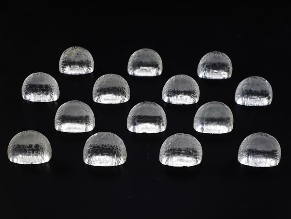 Quattordici segnaposto “Panier de fruits”. Francia, Manifattura Lalique, XX secolo. 