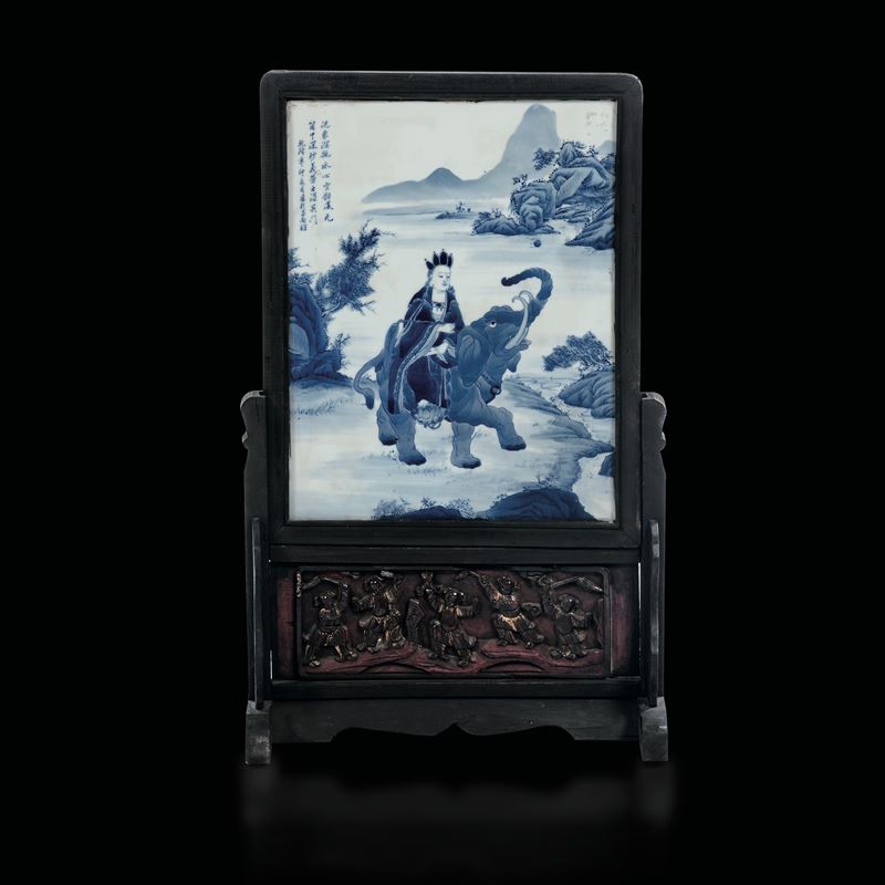 Paravento da tavolo con placca in porcellana bianca e blu raffigurante Guanyin sopra elefante ed iscrizione, Cina, inizio XX secolo  - Auction Oriental Art - Cambi Casa d'Aste