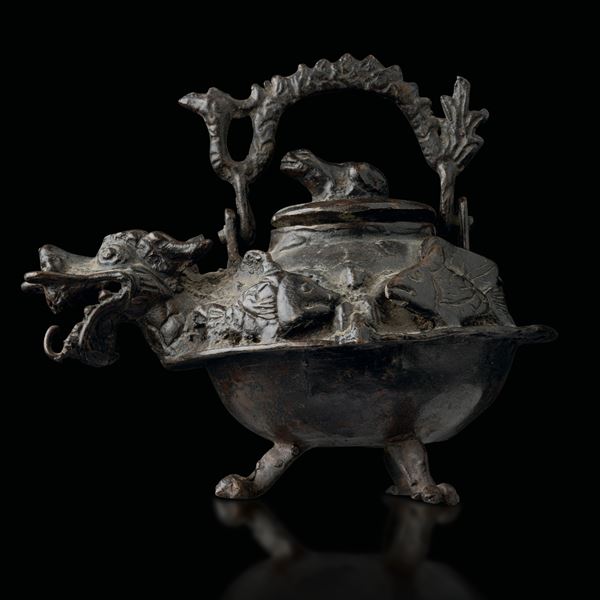 Versatoio tripode in bronzo raffigurante drago con decori a rilievo di pesci e rana, Cina, Dinastia Qing, XIX secolo