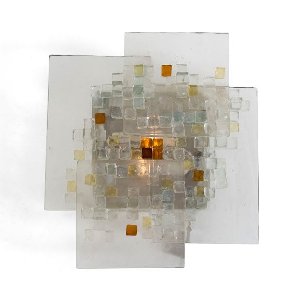 Grande lampada a parete.