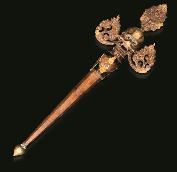 Scettro rituale con teschio in bronzo parzialmente dorato con tracce di policromia, Tibet, XIX secolo