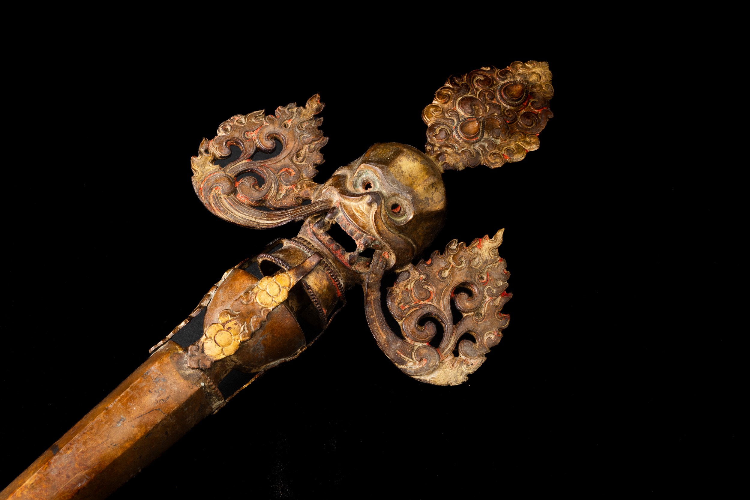 Scettro Rituale con Teschio in Bronzo Parzialmente Dorato con Tracce di Policromia, Tibet, XIX Se...