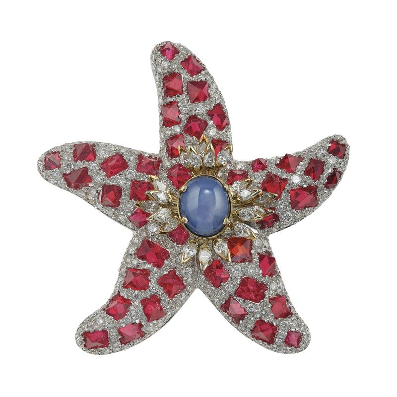 Spilla "stella marina" con zaffiro stellato, diamanti e probabili spinelli  - Asta Fine Jewels - Cambi Casa d'Aste