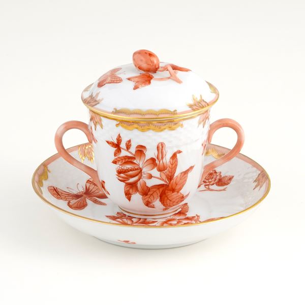 Tazza da brodo con sottopiatto. Ungheria, Manifattura Herend, XX secolo.