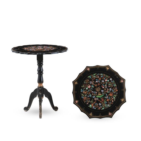 Due tavolini da gioco con decoro floreale policromo su fondo nero
