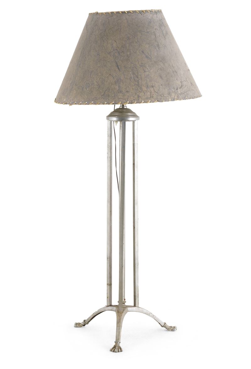 Lampada da terra in metallo poggiante su piedi ferini, XX secolo  - Auction Antique - Cambi Casa d'Aste